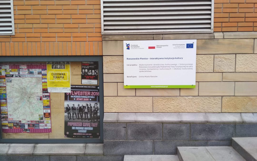 Wykonanie i montaż tablicy informacyjnej  przy wejściu do budynku Podziemnej Trasy Turystycznej w Rzeszowie
